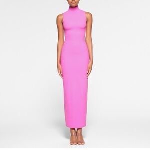 NWT SKIMS FITS EVERYBODY size m NEON